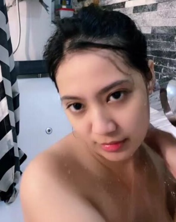 Graciella Live Mandi dan Remas Toket